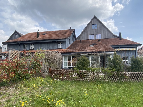 Grosses Mehrgenerationenhaus bestehend aus zwei Hausteilen an idyllischer Lage